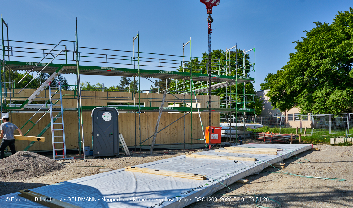 01.06.2023 - Neue Holzwände für das Haus für Kinder in Neuperlach in München